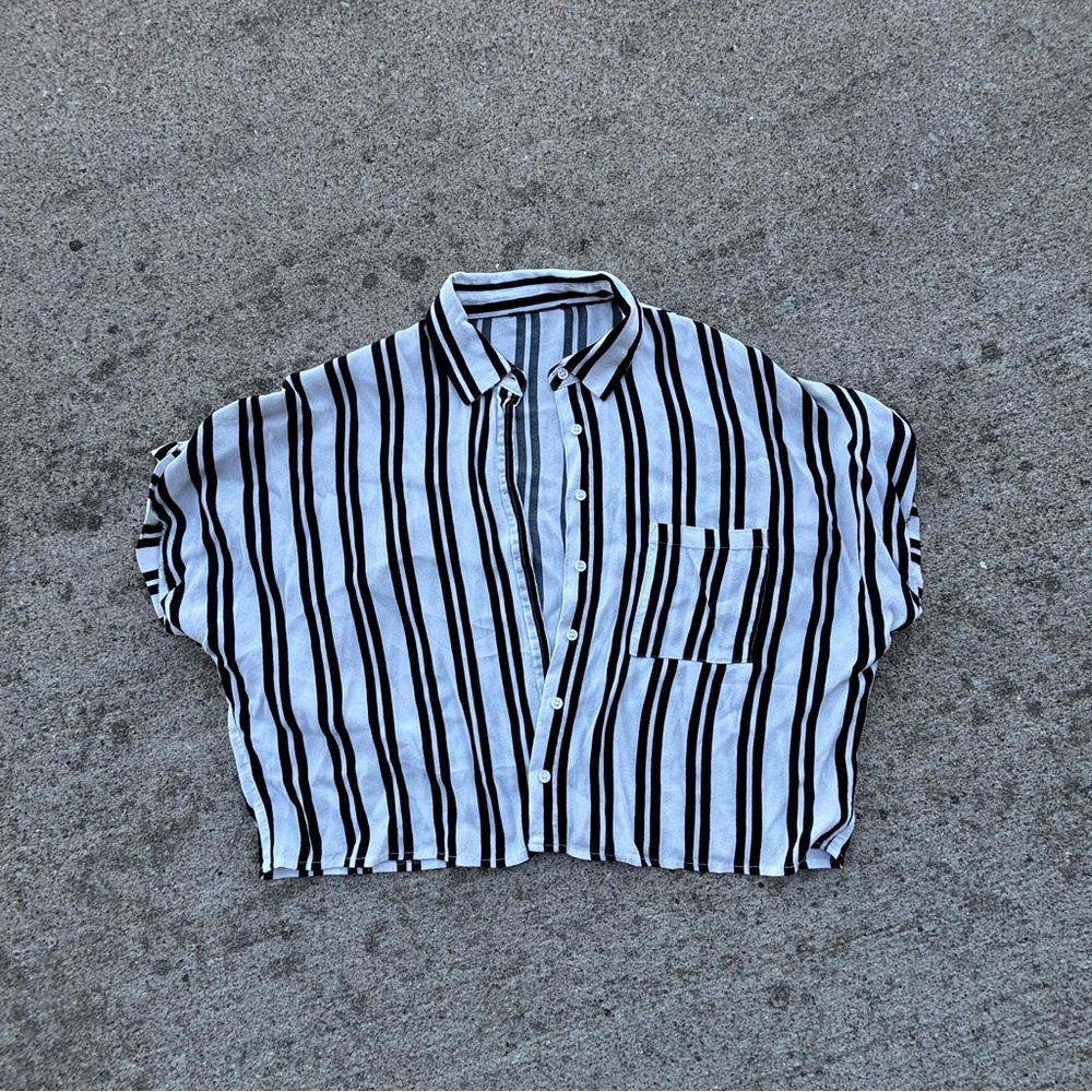 Forever 21 Black and White Striped Crop Button Down Shirt